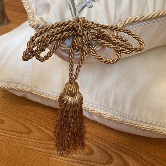 Decorative 2 floor corner pillows - Picture 4 of 9